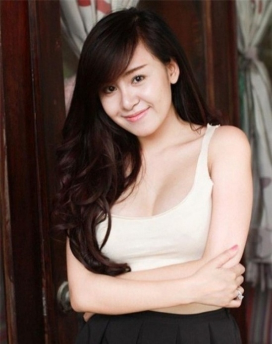 Thúy Vi công khai “so kè” vòng một “khủng” với Bà Tưng hình ảnh 5 thuy vi cong khai “so ke” vong mot “khung” voi ba tung hinh anh 5