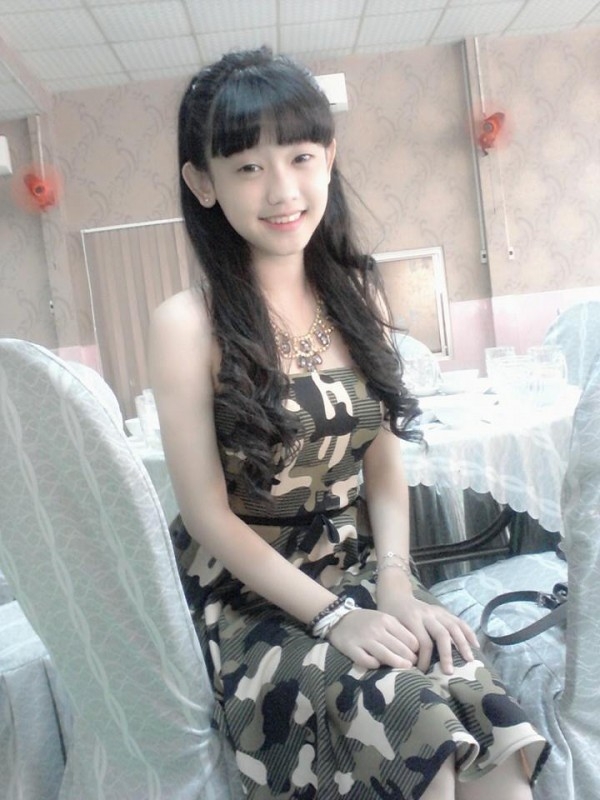 Thúy Vi công khai “so kè” vòng một “khủng” với Bà Tưng hình ảnh 9 thuy vi cong khai “so ke” vong mot “khung” voi ba tung hinh anh 9