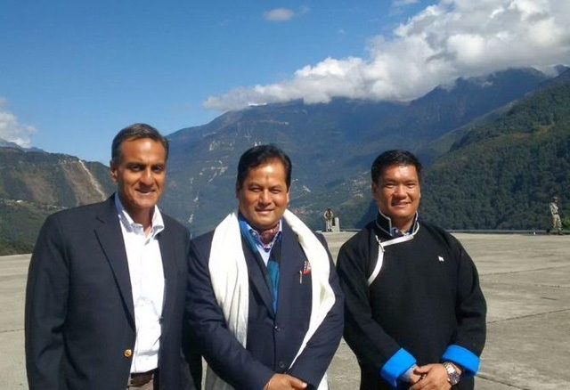  Đại sứ Mỹ tại Ấn Độ Richard Verma (bên trái) và các quan chức bang Arunachal Pradesh (Ảnh: Twitter) 