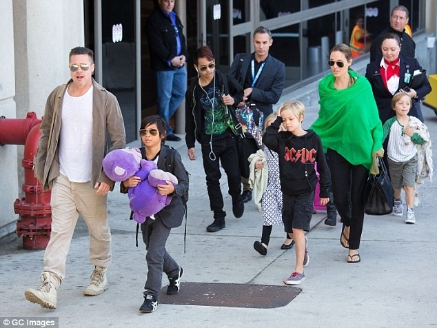 DCFS mo rong cuoc dieu tra ve Brad Pitt hinh anh 1