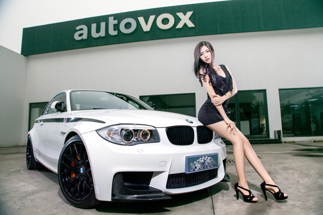 Chiếc BMW M1 màu trắng sang trọng cũng không thể khiến người xem bận tâm, bởi bên cạnh nó là hotgirl xinh đẹp và sexy đang tạo dáng bên xe.
