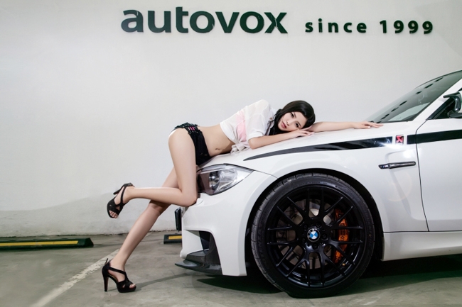 Chiếc BMW M1 màu trắng chỉ làm nền cho người đẹp