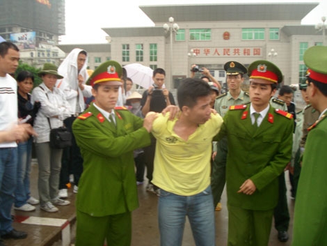  Công an Quảng Ninh áp giải đối tượng truy nã do Công an Trung Quốc bàn giao. 
