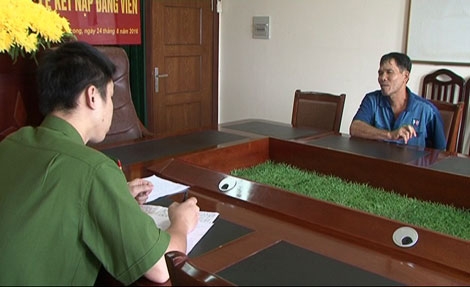  Cơ quan Công an lấy lời khai một đối tượng truy nã lâu năm. 