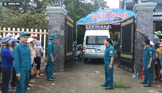 Hàng trăm người vây kín biệt thự khi thi thể 2 nạn nhân được đưa về - Ảnh 2.