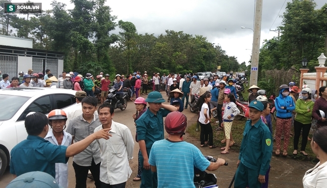 Hàng trăm người vây kín biệt thự khi thi thể 2 nạn nhân được đưa về - Ảnh 4.