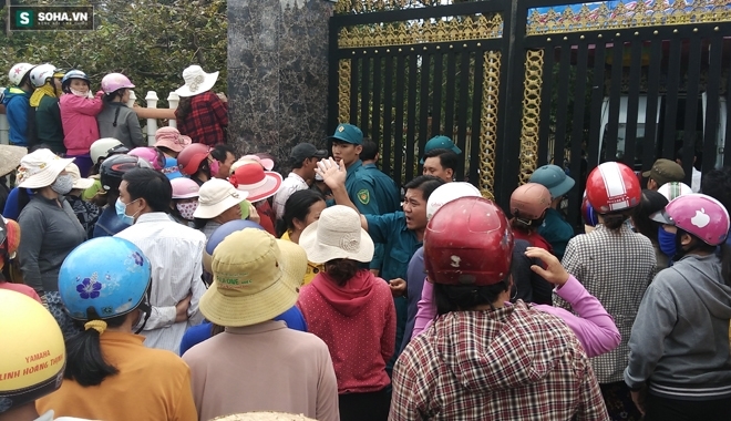 Hàng trăm người vây kín biệt thự khi thi thể 2 nạn nhân được đưa về - Ảnh 7.