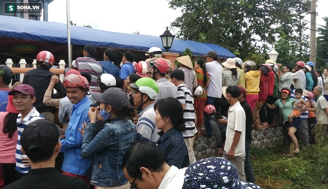 Hàng trăm người vây kín biệt thự khi thi thể 2 nạn nhân được đưa về - Ảnh 8.