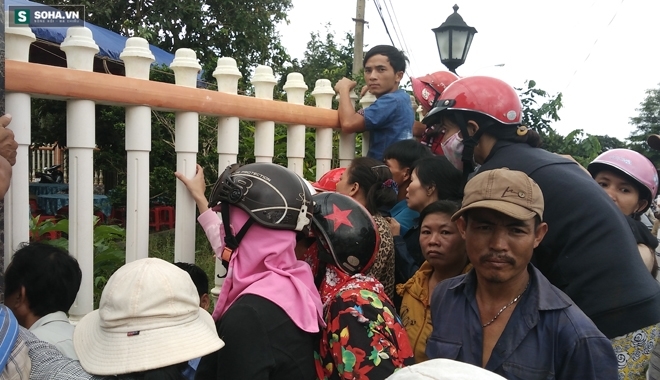 Hàng trăm người vây kín biệt thự khi thi thể 2 nạn nhân được đưa về - Ảnh 9.