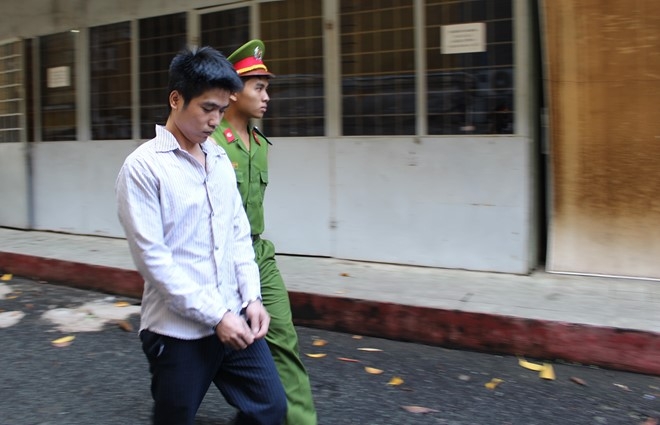 Linh 14 nam tu vi dam ban nhau tu sau lung hinh anh 1