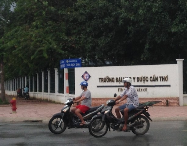 Nam sinh vien mat tich cung xe Exciter mau do hinh anh 2