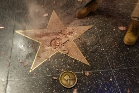 Bieu tuong cua Trump o Dai lo Danh vong bi dap pha hinh anh 1