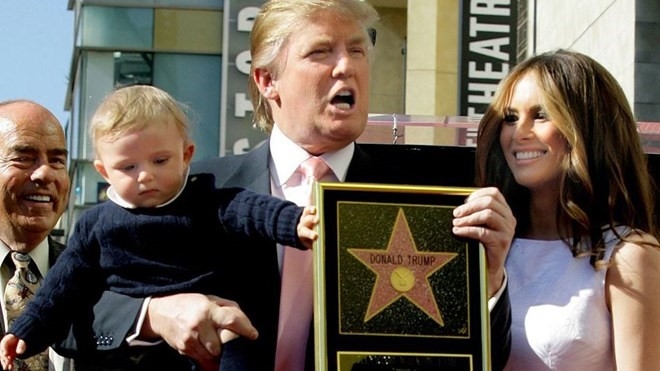 Bieu tuong cua Trump o Dai lo Danh vong bi dap pha hinh anh 2