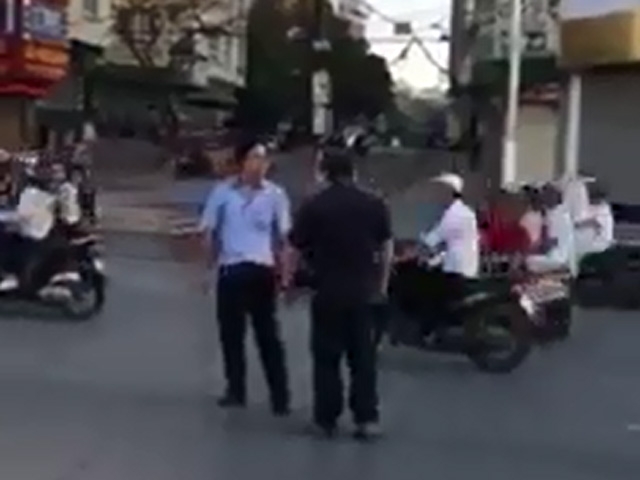 clip: va cham giao thong, 2 nguoi dan ong danh nhau giua pho hinh anh 1