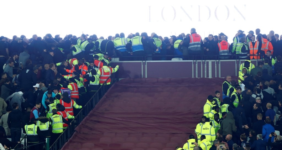 Co dong vien Chelsea au da voi West Ham sau tran thua hinh anh 3