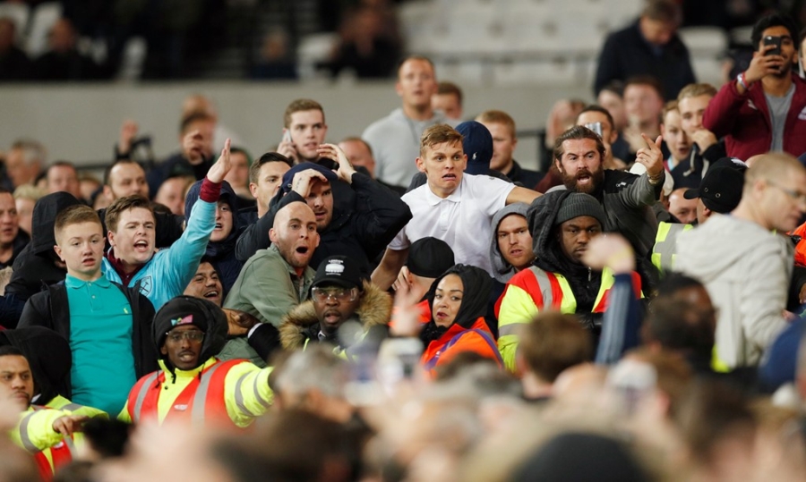 Co dong vien Chelsea au da voi West Ham sau tran thua hinh anh 4