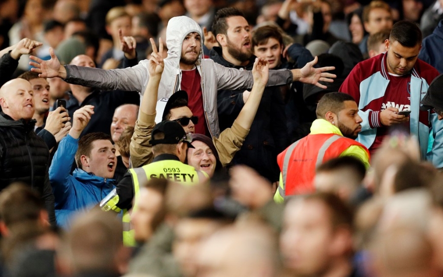 Co dong vien Chelsea au da voi West Ham sau tran thua hinh anh 5