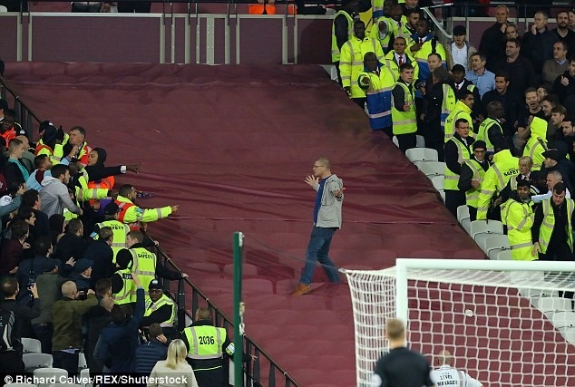 Co dong vien Chelsea au da voi West Ham sau tran thua hinh anh 6