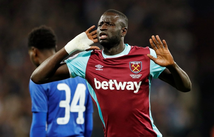 Co dong vien Chelsea au da voi West Ham sau tran thua hinh anh 7