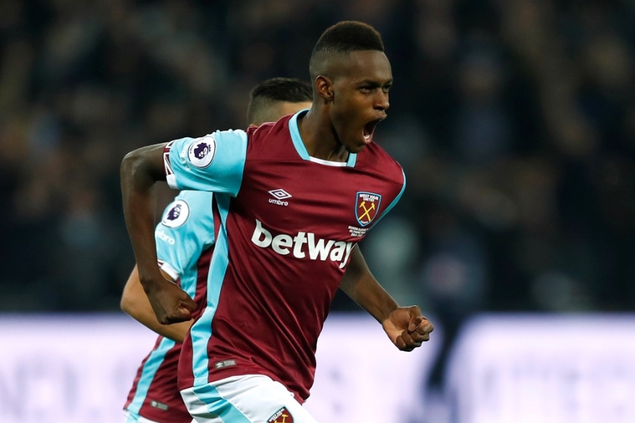 Co dong vien Chelsea au da voi West Ham sau tran thua hinh anh 8