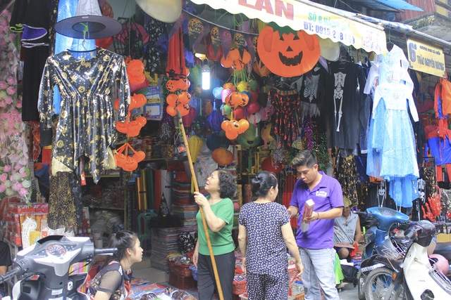 Thị trường mua bán đồ hóa trang Halloween khá nhộn nhịp và sôi động