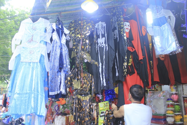  Năm nay, giá cả các mặt hàng không tăng nhiều so với mọi năm. Trung bình quần áo phù thủy có giá 90.000 đồng/bộ. Các phụ kiện hóa trang đi kèm như: tóc giả, mũ đội đầu, gậy đầu lâu và mặt nạ ma quỷ… có giá từ 15.000 – 100.000 đồng/sản phẩm. 