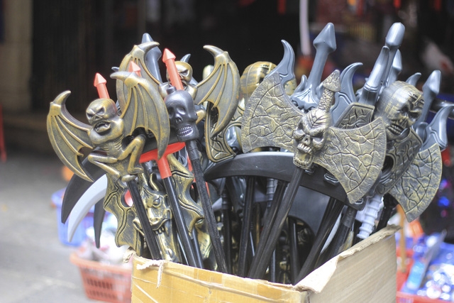 Một số phụ kiện hóa trang như: gậy phù thủy, dao, lưới hái... có giá bán từ 30.000 - 50.000 nghìn đồng