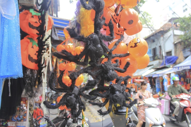 Những hình nộm trang trí kỳ quái cũng được khá nhiều người chọn lựa trong dịp Halloween năm nay
