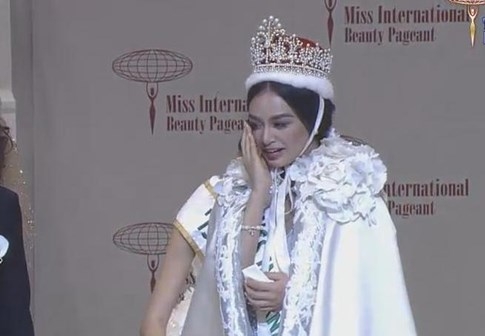 Hoa hậu Philippines gặp sự cố sụp lông mi khi đăng quang Hoa hậu Quốc tế 2016 - ảnh 1