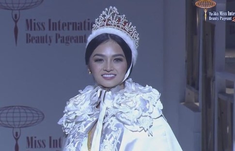 Hoa hậu Philippines gặp sự cố sụp lông mi khi đăng quang Hoa hậu Quốc tế 2016 - ảnh 4