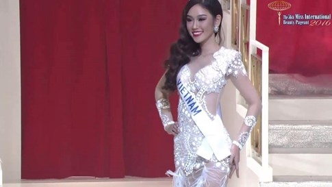 Hoa hậu Philippines gặp sự cố sụp lông mi khi đăng quang Hoa hậu Quốc tế 2016 - ảnh 5