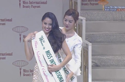 Hoa hậu Philippines gặp sự cố sụp lông mi khi đăng quang Hoa hậu Quốc tế 2016 - ảnh 7