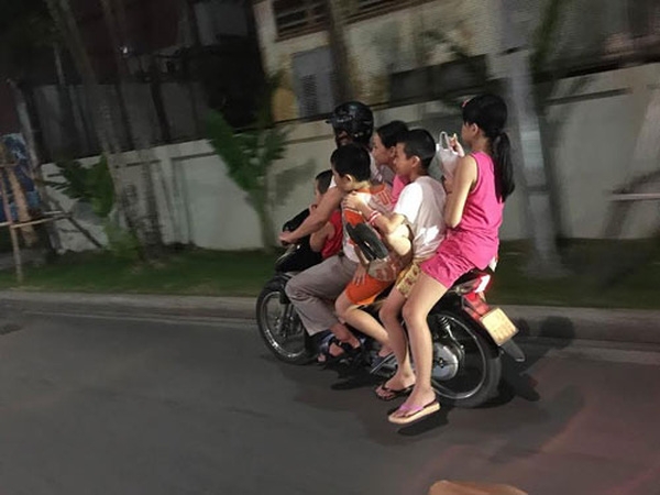 Thót tim người đàn ông chở 5 cháu bé đầu trần đi xe máy