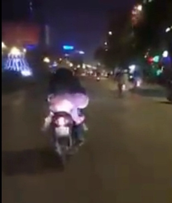 Thót tim với những pha chở trẻ nguy hiểm của người lớn 