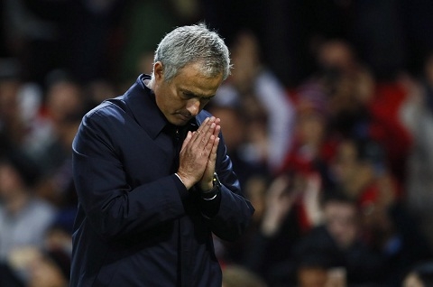 Mourinho chap tay, cui rap dau, xin loi nguoi ham mo hinh anh goc