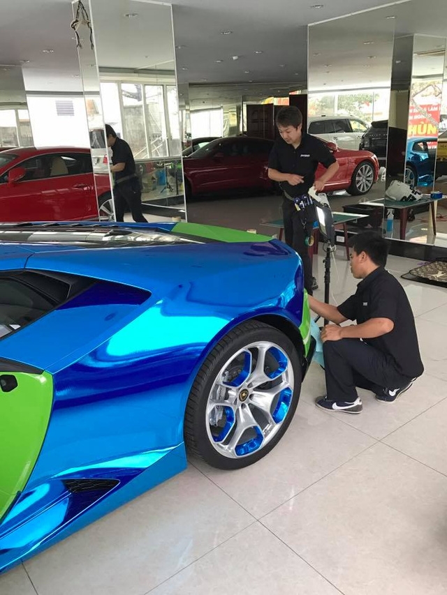  Quá trình đổi màu sơn bằng đề-can được thực hiện trong vòng 1 tháng. Người dán đề-can cho chiếc siêu xe này là những người thợ đến từ Nhật Bản. 