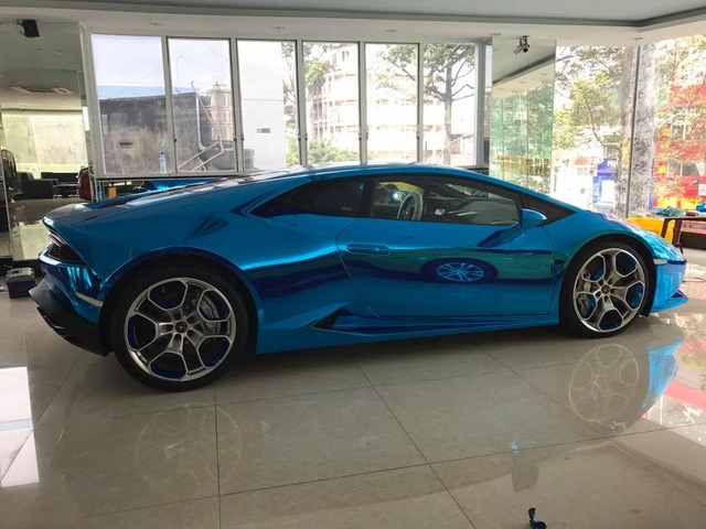 Sau quá trình thay áo, chiếc Lamborghini Huracan như lột xác với bộ áo crôm xanh dương cá tính hơn. Được biết, tổng chi phí để thay màu cho siêu bò rơi vào khoảng 8 triệu Đồng. 