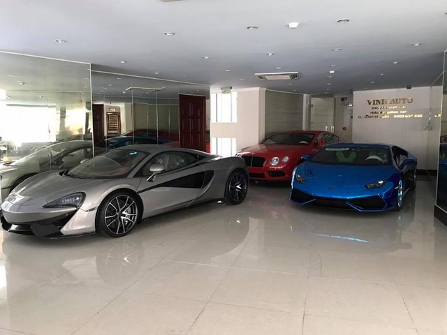  Lamborghini Huracan LP610-4 với bộ áo mới trở nên nổi bật khi đứng cạnh McLaren 570S và Bentley Continental GT V8. 