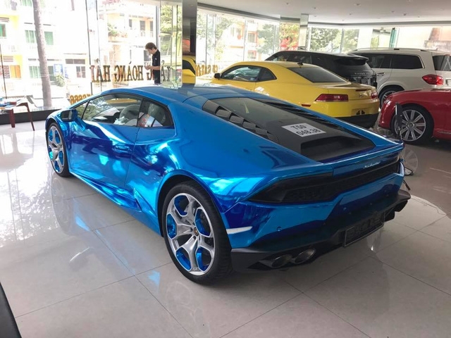  Trước đó, một chiếc Lamborghini Huracan màu xanh cốm khác tại Việt nam cũng được dán nóc đen để tạo điểm nhấn khác biệt. 