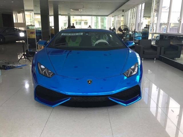  Lamborghini Huracan được trang bị động cơ V10, dung tích 5,2 lít, sản sinh công suất 610 mã lực tại 8.250 vòng/phút và mô-men xoắn cực đại 560 Nm tại 6.500 vòng/phút. Siêu bò chỉ mất 3,2 giây để tăng tốc từ vị trí đứng yên lên 100 km/h trước khi đạt vận tốc tối đa 325 km/h. 