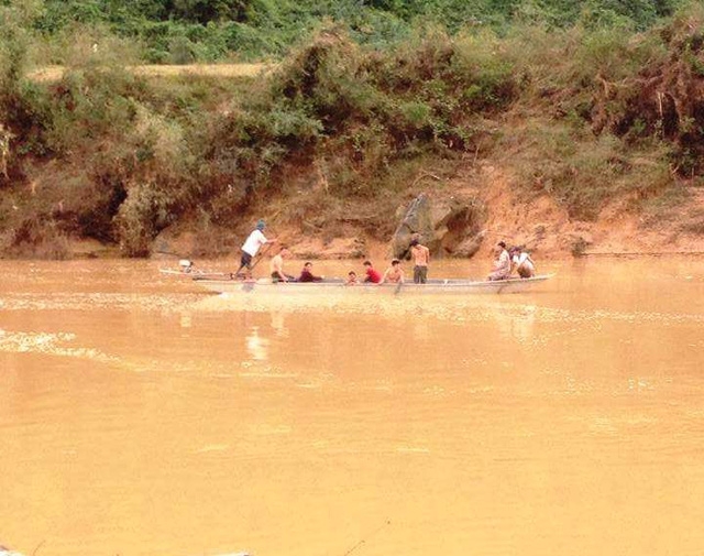  Ba ngày qua, người thân và chính quyền địa phương liên tục tìm kiếm thi thể em Nhung. Ảnh: M.K 