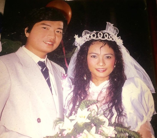 [Caption]Ngọc Hiệp và đạo diễn Nguyễn Thành Danh kết hôn năm 1992. Ông xã của Ngọc Hiệp vốn là thầy dạy kịch câm của cô từ hồi còn bé. Cô gái xấu xí kể, tiếng sét ái tình gõ cửa chị khi cả hai tình cờ gặp nhau ở Đức