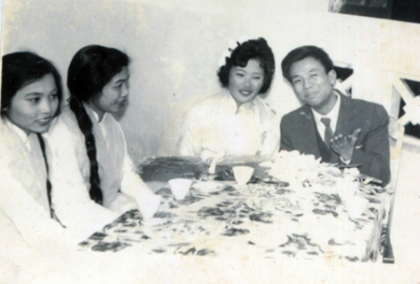 Giây phút hạnh phúc của cố nghệ sĩ Văn Hiệp cùng bà Kim Dung trong ngày vu quy.  Sau này vợ chồng ông sống ly thân nhiều năm. Trong tang lễ Văn Hiệp, vợ ông khóc ngất vì thương tiếc chồng.