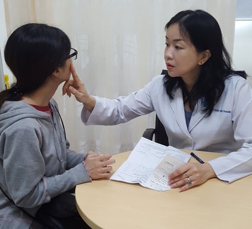 cay phan vao da, kieu lam dep mao hiem khien nhieu phu nu phai nhap vien - 1