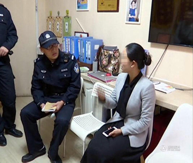 Con nhỏ ngủ li bì và đây là những thứ mà người mẹ tìm được trong hành lý của người giúp việc - Ảnh 6.