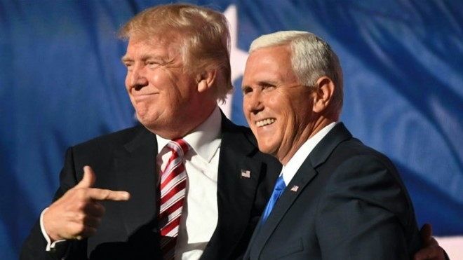 May bay cho pho tuong cua Donald Trump bi truot duong bang hinh anh 1