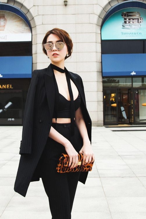 Ngọc Trinh diện bra-top trên đường phố Hàn Quốc