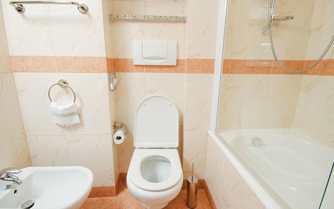 No trong toilet khach san, 4 khach nhap vien hinh anh 1