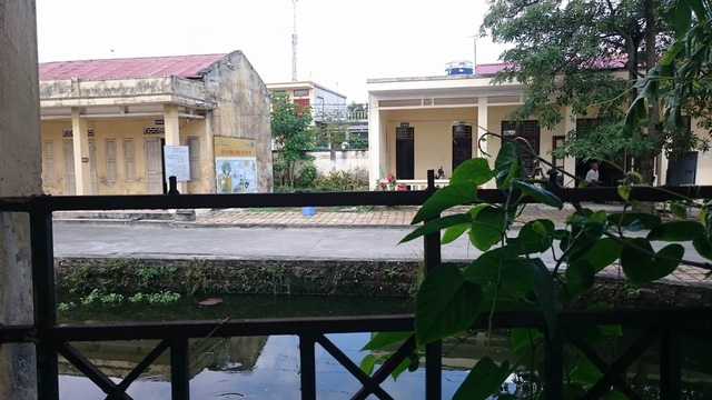  Hàng rào ngăn giữa cơ sở điều trị cho người nghiện tại Trạm y tế xã An Hưng với trường mầm non An Hưng vốn đã thấp lại còn bị bẻ hết phần sắt nhọn phía trên nên người nghiện đã có lần vượt rào sang trường. 