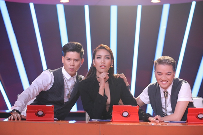 Lan Khuê mặc váy cắt xẻ táo bạo trở lại ghế nóng - Ảnh 1.